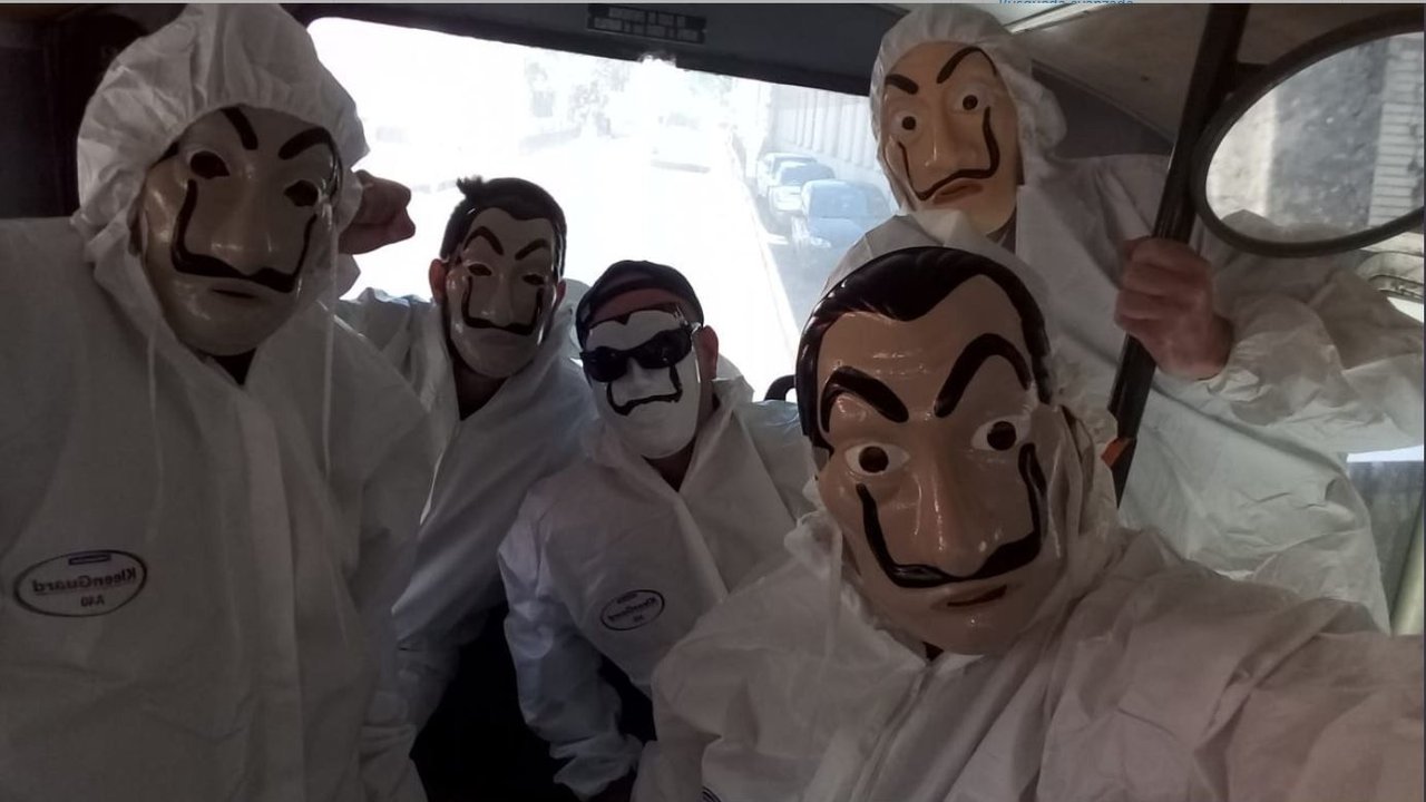 Trabajadores despedidos regalan papel higiénico con máscaras de la Casa de Papel