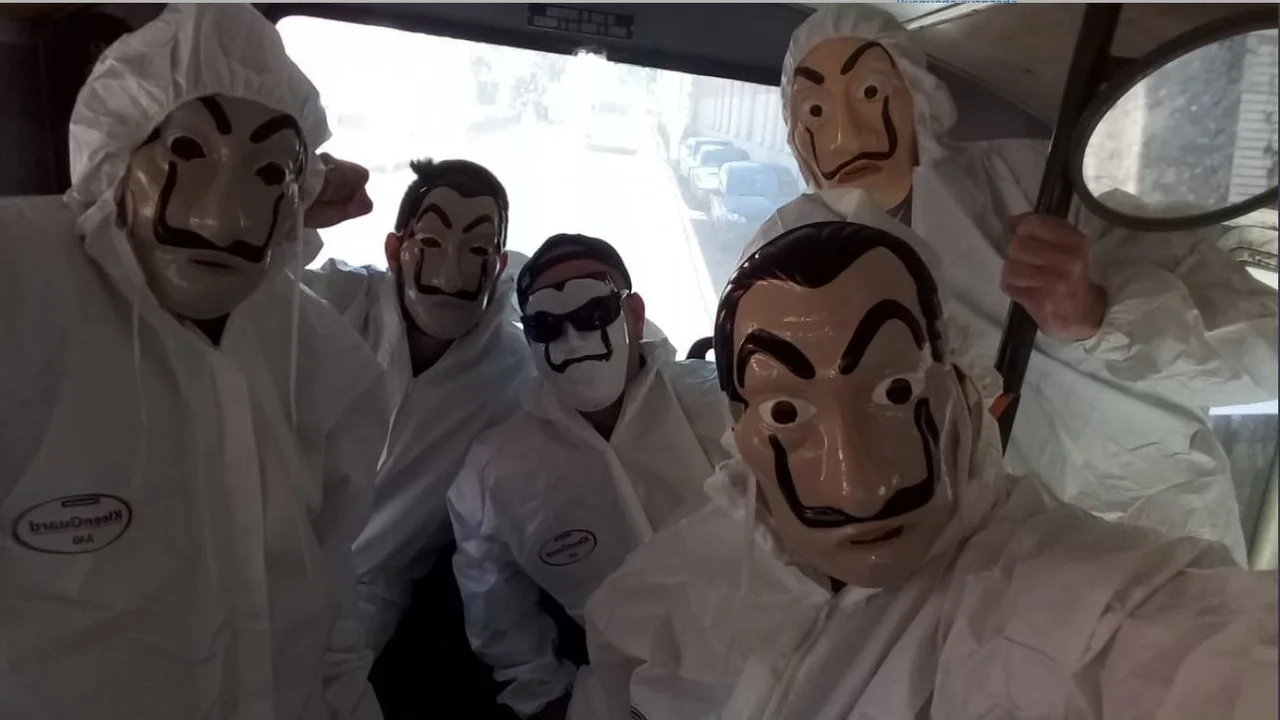 Trabajadores despedidos regalan papel higiénico con máscaras de la Casa de Papel