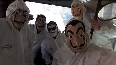 Trabajadores despedidos regalan papel higiénico con máscaras de la Casa de Papel Trabajadores despedidos regalan papel higiénico con máscaras de la Casa de Papel