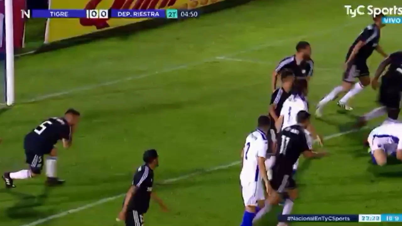 Video: la insólita actuación de un futbolista de Deportivo Riestra para simular un penal ante Tigre