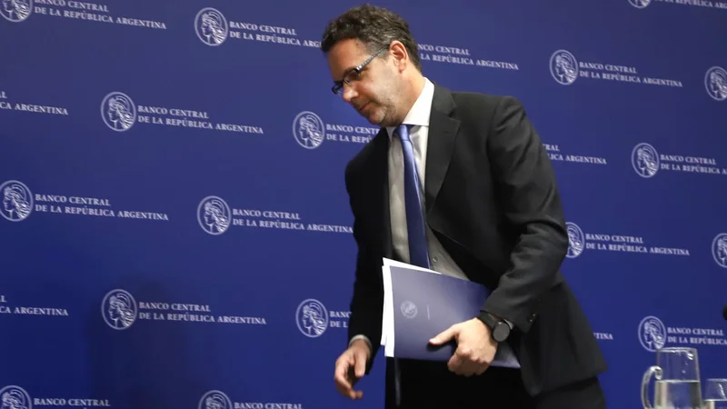 Mauricio Macri le da a la maquinita de billetes antes de irse