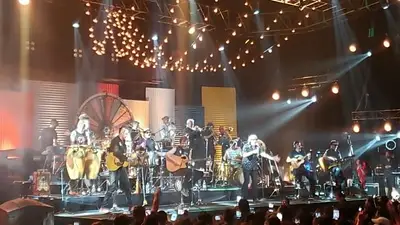 "¡Chile despertó!": El conmovedor canto de los chilenos en un recital de los Auténticos Decadentes "¡Chile despertó!": El conmovedor canto de los chilenos en un recital de los Auténticos Decadentes