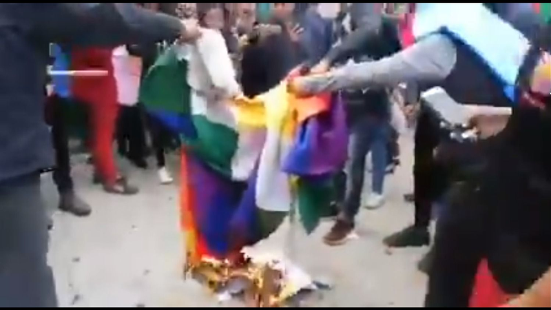 Golpe en Bolivia: la oposición festejó al grito de "Sí, se pudo" y quemó una bandera de pueblos originarios 