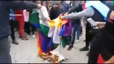 Golpe en Bolivia: la oposición festejó al grito de "Sí, se pudo" y quemó una bandera de pueblos originarios Golpe en Bolivia: la oposición festejó al grito de "Sí, se pudo" y quemó una bandera de pueblos originarios