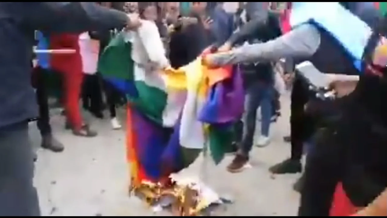Golpe en Bolivia: la oposición festejó al grito de "Sí, se pudo" y quemó una bandera de pueblos originarios 