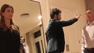 Insólito Macri y Juliana Awada estuvieron jugando con un mago Insólito Macri y Juliana Awada estuvieron jugando con un mago