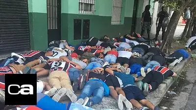Feroz enfrentamiento entre dos facciones de la barra de Chacarita antes del partido con Tigre Feroz enfrentamiento entre dos facciones de la barra de Chacarita antes del partido con Tigre