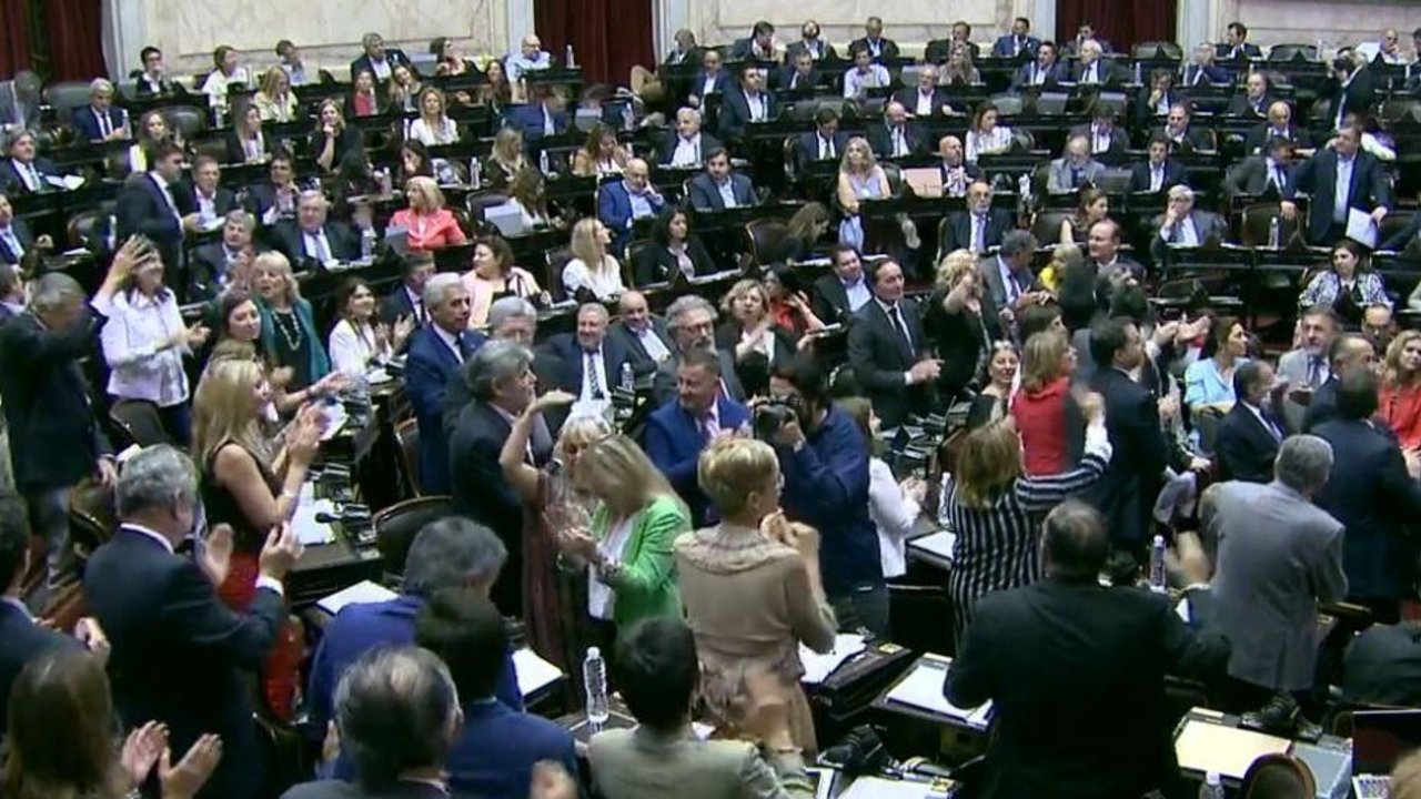 Legisladores de Todos festejaron y cantaron la marcha peronista en la cara de los diputados y senadores de Cambiemos