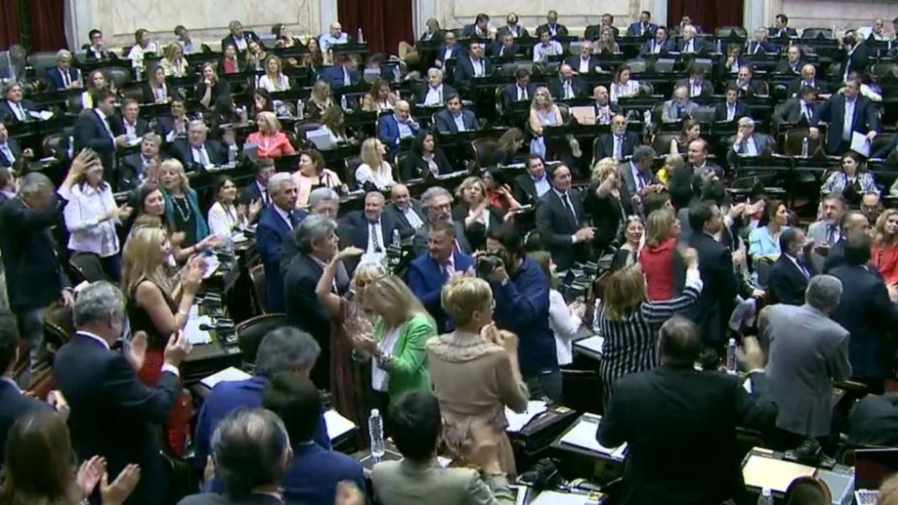 Legisladores de Todos festejaron y cantaron la marcha peronista en la cara de los diputados y senadores de Cambiemos