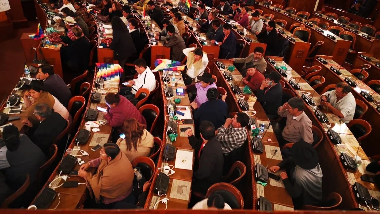 Bolivia: los diputados del MAS lograron quórum, desafiaron al golpe y nombraron nuevo presidente de la Cámara