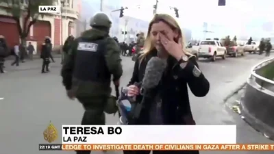 Golpe en Bolivia: El momento en el que un policía arroja gas lacrimógeno a una periodista Golpe en Bolivia: El momento en el que un policía arroja gas lacrimógeno a una periodista