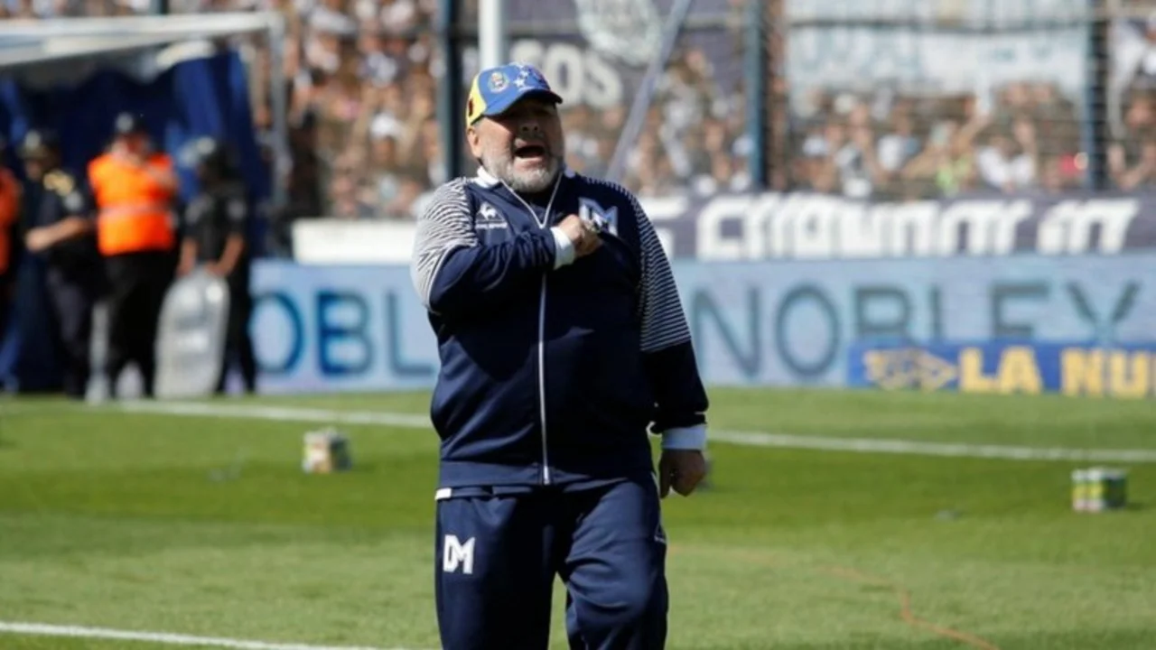 Entre lágrimas, Diego Maradona confirmó que deja de ser el entrenador de Gimnasia y Esgrima de La Plata