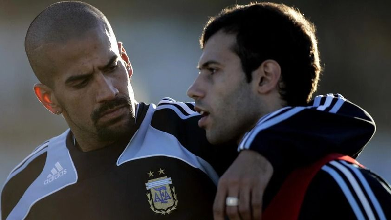 Verón viajó a China para cerrar el fichaje de Javier Mascherano a Estudiantes