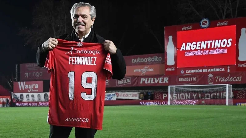 El día que Juan Román Riquelme y Alberto Fernández se abrazaron y festejaron el ascenso de Argentinos Juniors