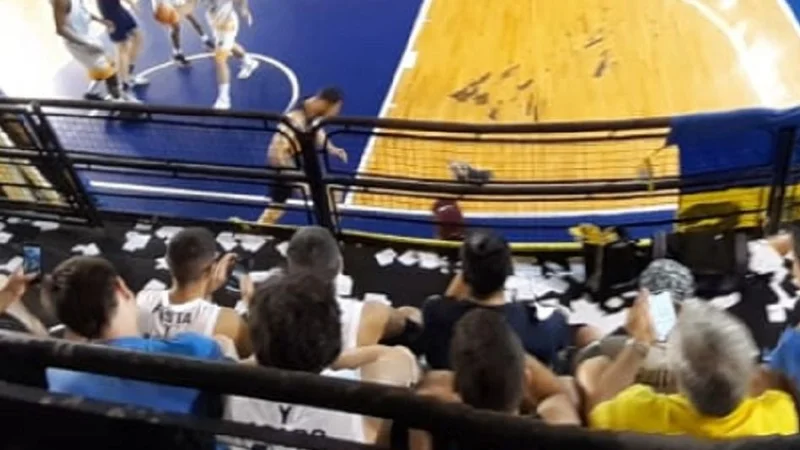 Elecciones en Boca: la barra del club amenazó a los socios para que no canten contra Angelici y Macri