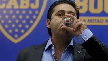 Angelici explotó contra Riquelme y reconoció una posible derrota