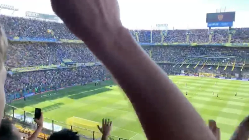 La hinchada de Boca cantó contra Angelici y pidió a Riquelme