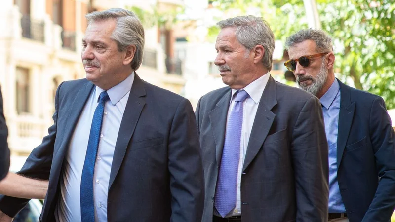 Argentina cruzó a Almagro, lo acusaron de "falta de transparencia" y repudió el golpe en Bolivia