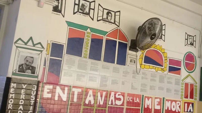 Pegaron una foto de Jorge Rafael Videla tapando un mural por la memoria en un secundario de Neuquén