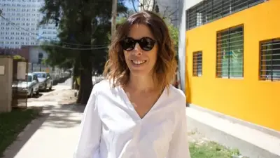 Tenso momento en un móvil de C5N cuando Laura Alonso salió corriendo para evitar preguntas Tenso momento en un móvil de C5N cuando Laura Alonso salió corriendo para evitar preguntas