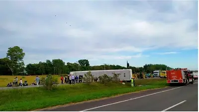 Tragedia en la Ruta 2: chocó y volcó un micro que llevaba estudiantes de 12 años Tragedia en la Ruta 2: chocó y volcó un micro que llevaba estudiantes de 12 años