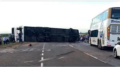 Vuelco en Ruta 2: confirmaron dos muertes en el accidente del micro Vuelco en Ruta 2: confirmaron dos muertes en el accidente del micro