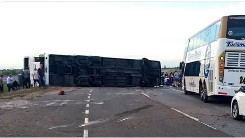 Vuelco en Ruta 2: confirmaron dos muertes en el accidente del micro