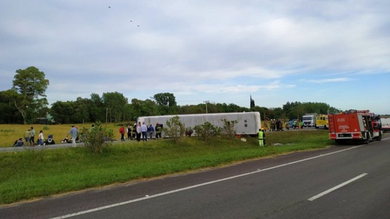 Así quedó el micro que transportaba a estudiantes y volcó en la Ruta 2