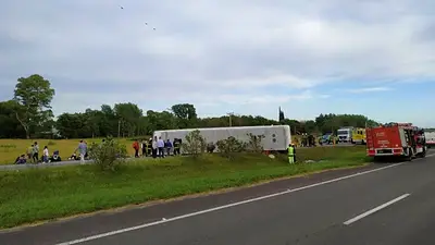 Así quedó el micro que transportaba a estudiantes y volcó en la Ruta 2 Así quedó el micro que transportaba a estudiantes y volcó en la Ruta 2