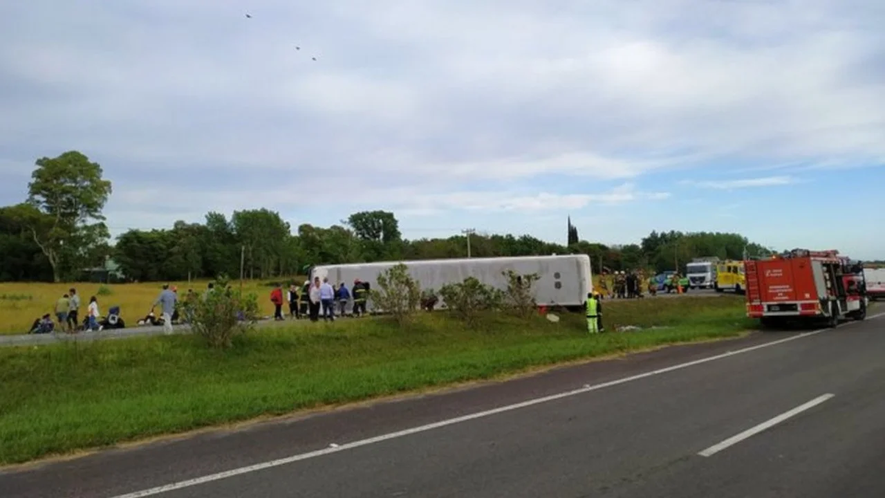 Así quedó el micro que transportaba a estudiantes y volcó en la Ruta 2