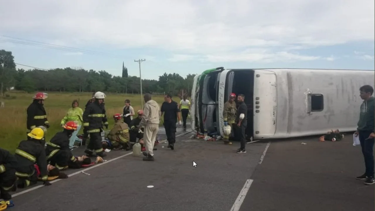 El colectivo que volcó en ruta 2 tenía la revisión técnica vigente