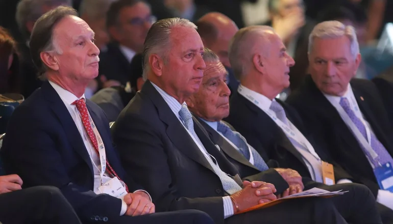 Los empresarios de la UIA aplaudieron a Alberto Fernández y mostraron desinterés por Mauricio Macri