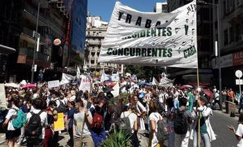 Milei va por los residentes: denuncian un nuevo sistema de precarización | Salud pública