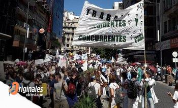 Milei va por los residentes: denuncian un nuevo sistema de precarización | Salud pública