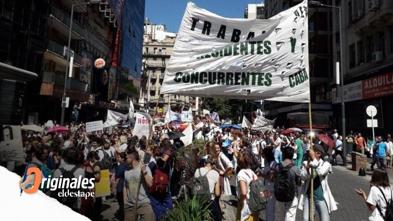 El gobierno de Milei va por los residentes: denuncian un nuevo sistema de precarización contra los profesionales de la salud