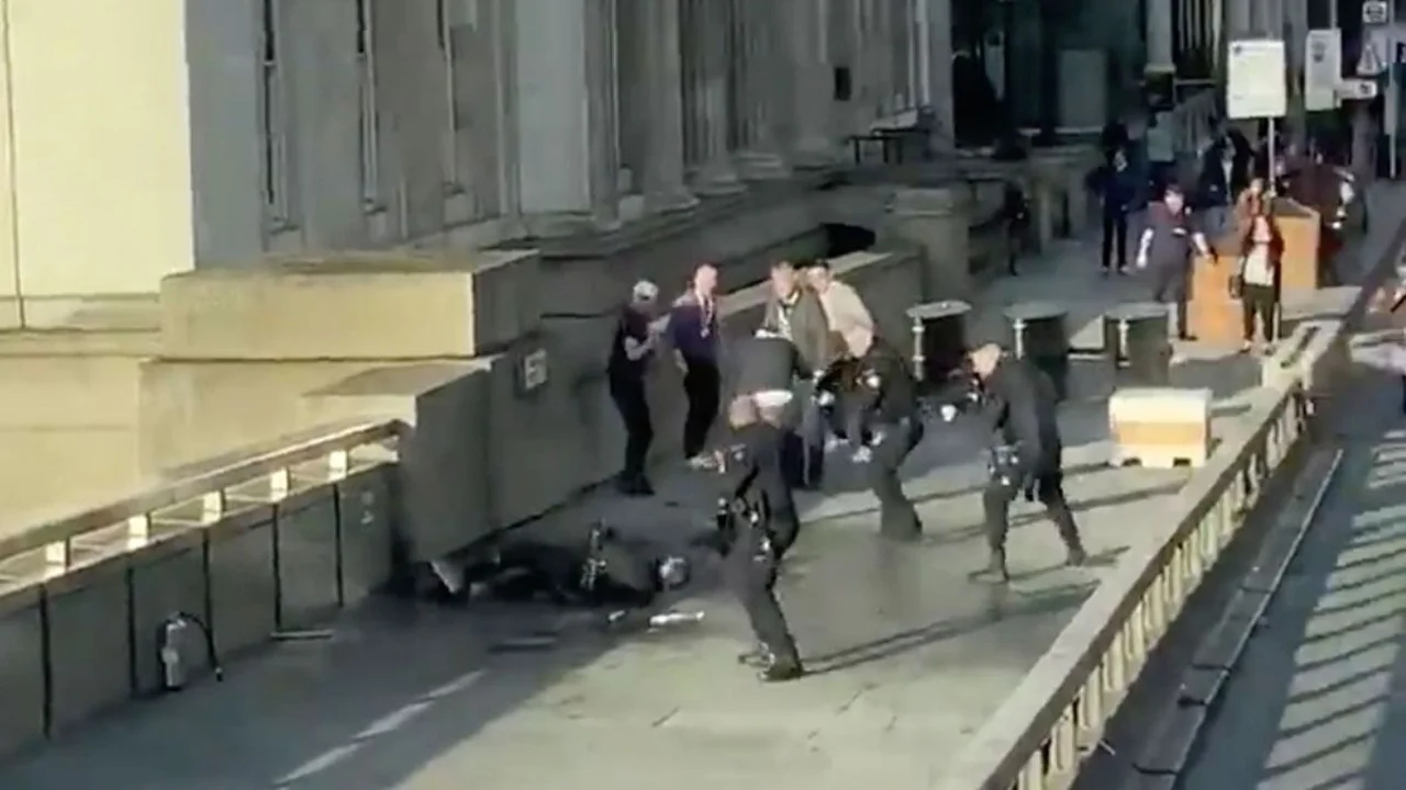 Un hombre asesinó a dos personas y la policía de Londres lo calificó como "acto terrorista"