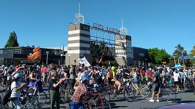 Realizan una caravana de autos y una bicicleteada contra la venta de los terrenos de Costa Salguero Realizan una caravana de autos y una bicicleteada contra la venta de los terrenos de Costa Salguero