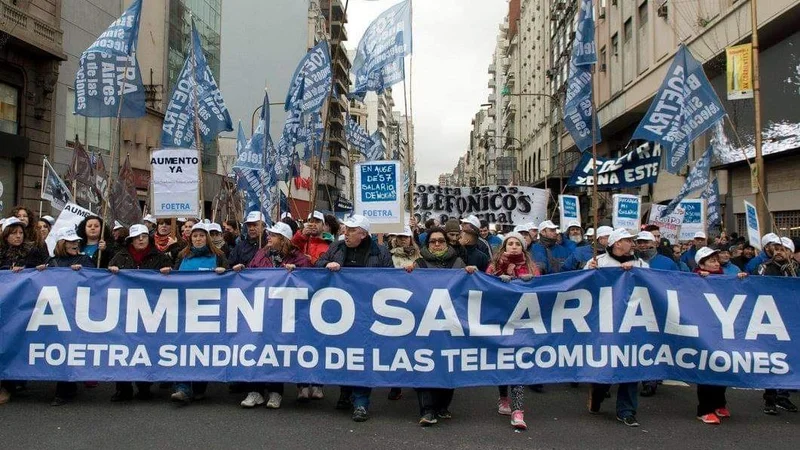 Empleados de telefonía realizan un paro de 24 horas y colapsó el servicio de una empresa del Grupo Clarín