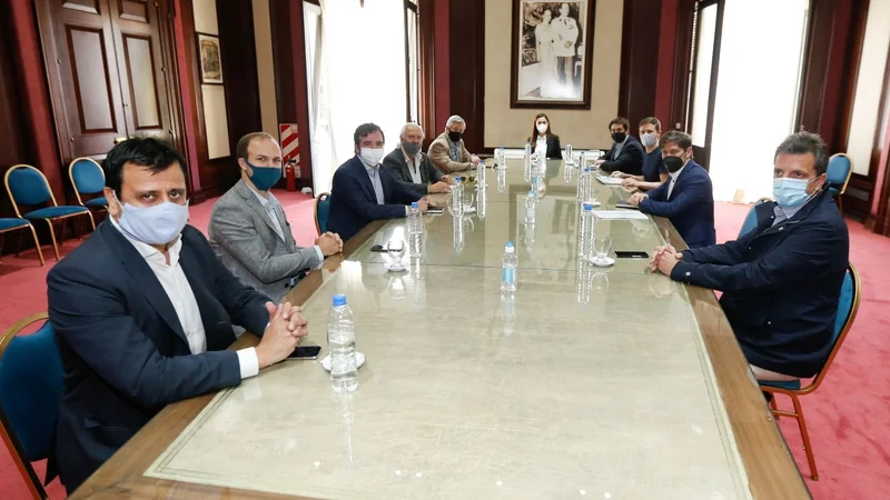 Axel Kicillof se reunió con Sergio Massa y representantes de los puertos