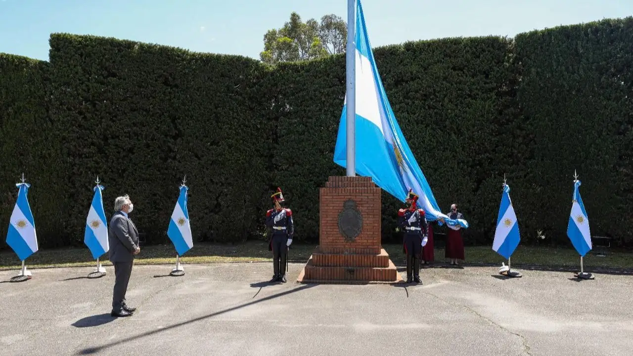 El Presidente encabezó el acto por el bicentenario del primer izamiento de la bandera argentina en las Islas Malvinas