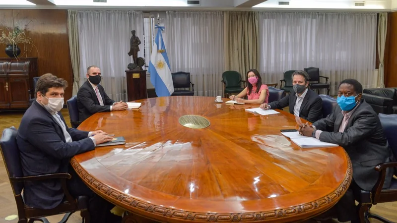 Primer encuentro entre el FMI y el Gobierno para negociar la deuda
