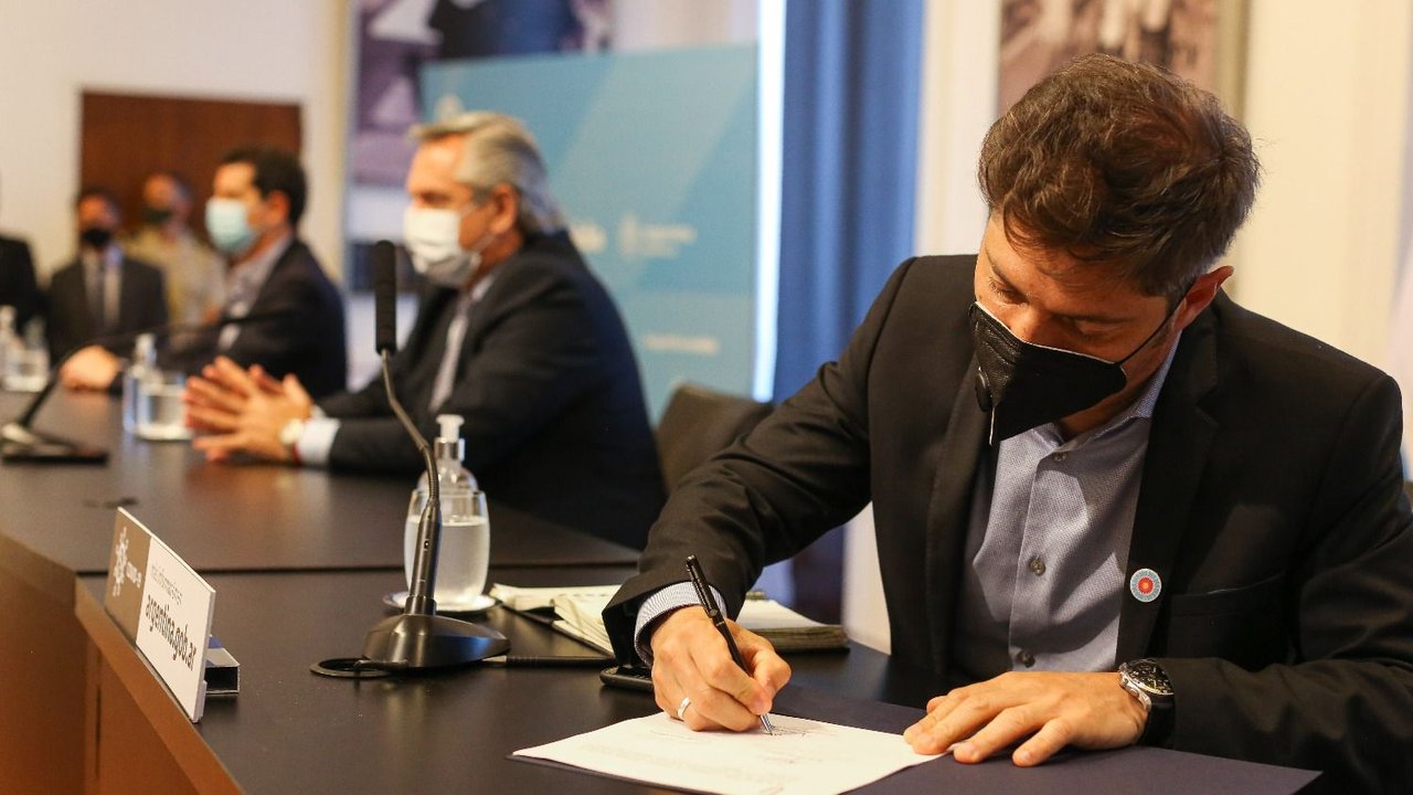 Fernández y Kicillof firmaron convenios por obras hídricas y de transporte eléctrico