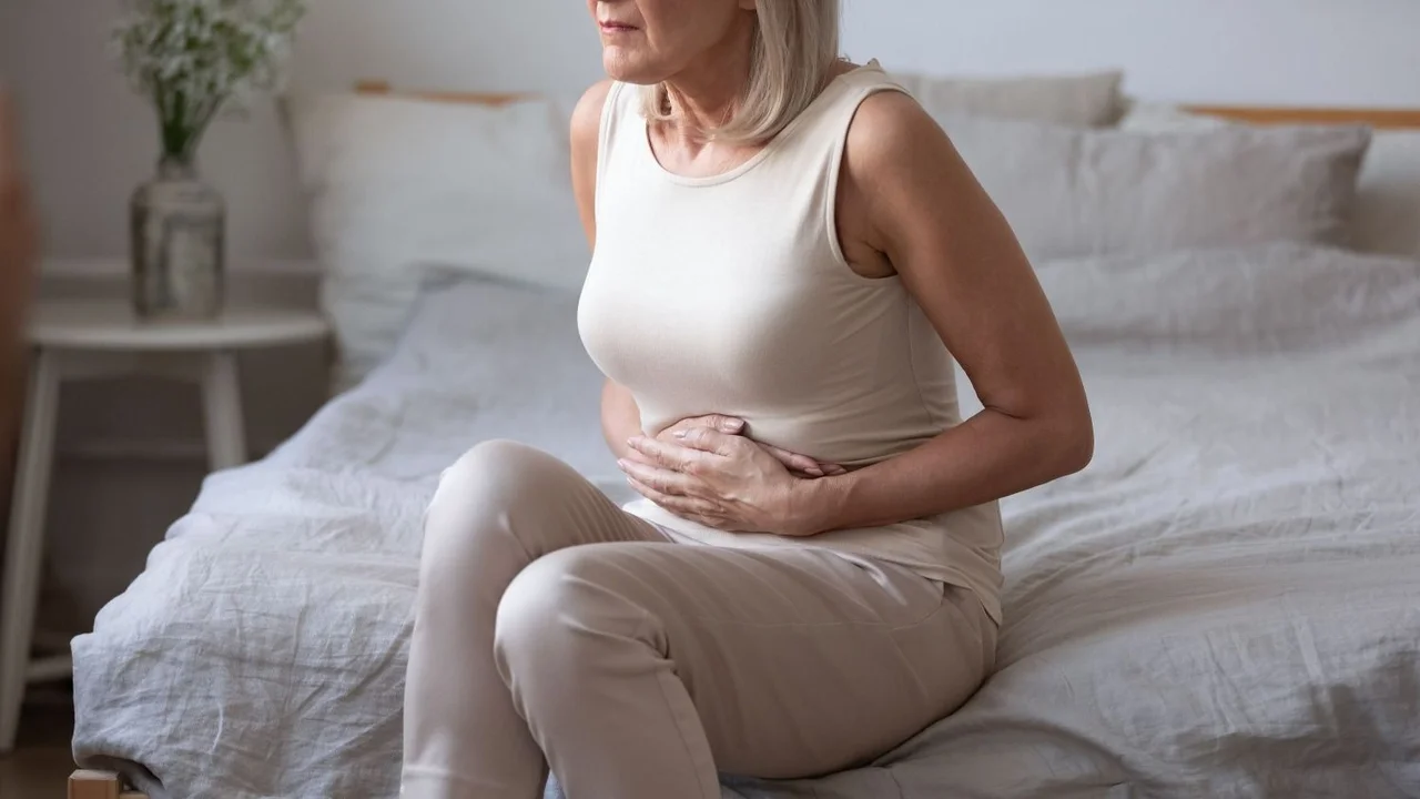 ¿Cómo saber si tengo colón irritable?: síntomas, cómo tratarlo, qué alimentos eliminar y cuáles sumar a la dieta