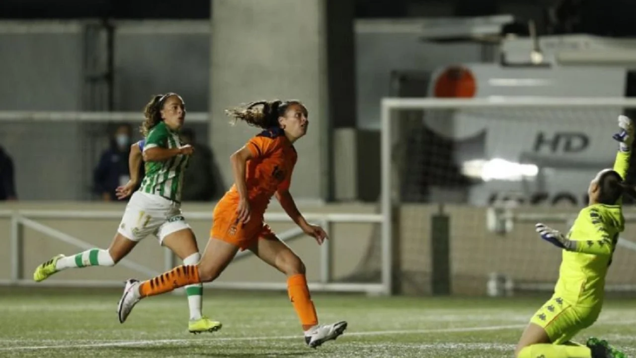 VIDEO: A lo Maradona, Florencia Bonsegundo convirtió un terrible golazo para el Valencia