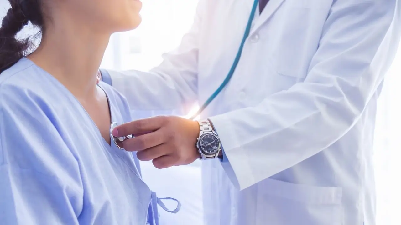 Cuando el diagnóstico médico nunca llega solo por ser mujer: qué es el sesgo de género en la medicina