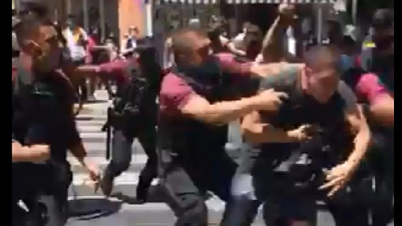 Cuatro detenidos en violento operativo contra manteros en CABA