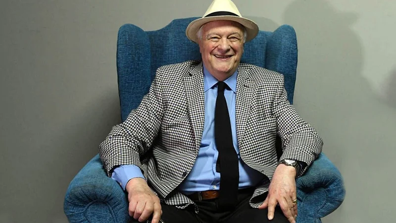 Tras 60 años de carrera, Héctor Larrea anunció su retiro de la radio