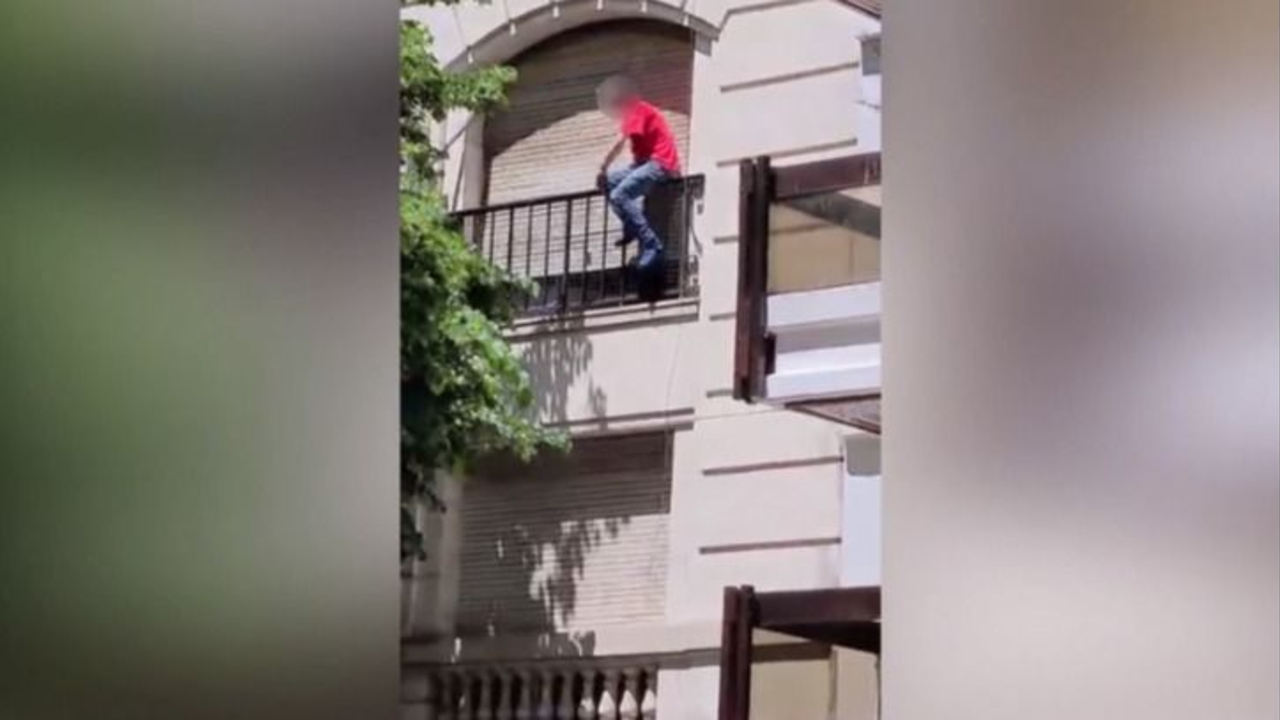 Dramático rescate en las alturas: un hombre amenazó con tirarse al vacío