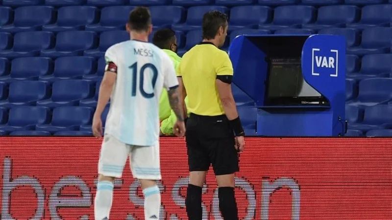 Publicaron los audios del VAR en gol anulado a Messi