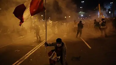 Crisis total en Perú: hubo dos muertos en protestas y doce ministros renunciaron Crisis total en Perú: hubo dos muertos en protestas y doce ministros renunciaron
